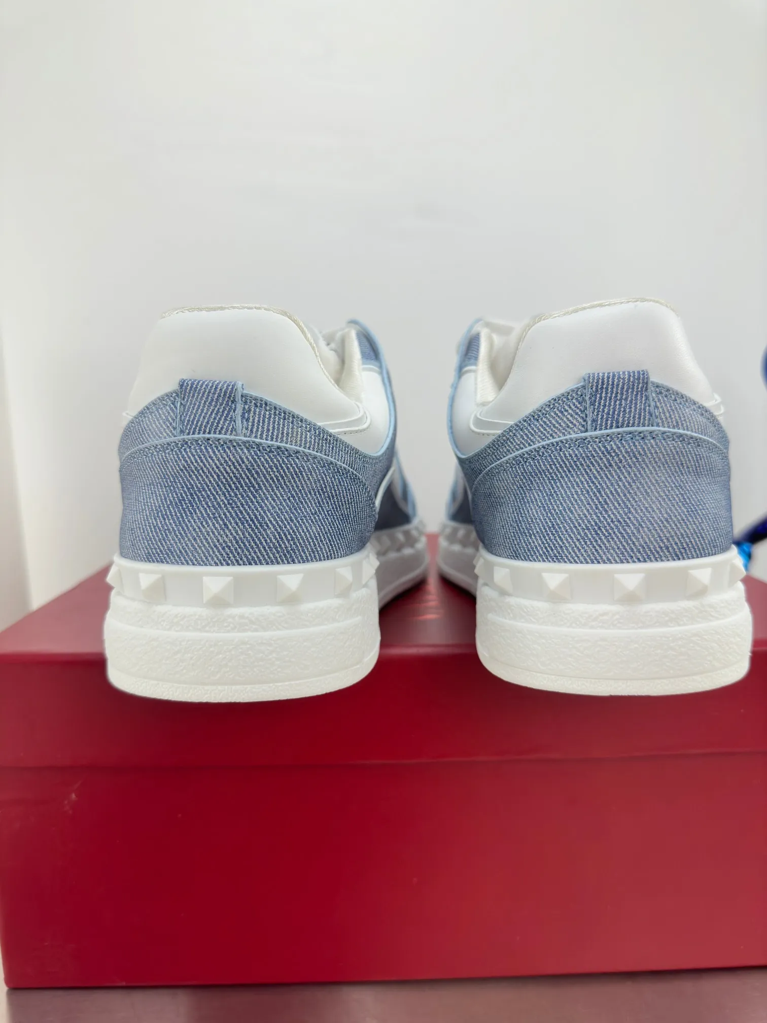 👟👟Ex-factory price 640👟👟 🔺Valentino🔺 Valentino VT 2024 early spring white shoes casual shoes! Top version!  Original 1:1 mold opening! Lasting + oil edge craftsmanship, classic splicing, fashionable and versatile, 🎁Full set of packaging at the same time at the counter. Fabric: Customized cowhide. Lining: Original breathable mesh. Outsole: Original TPU material outsole. Non-slip and wear-resistant. Size: Female 35-40! Male 39～45